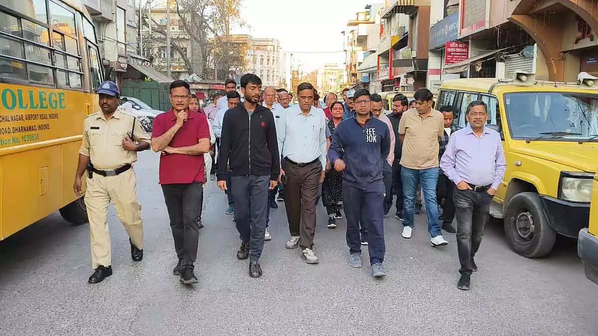 Indore : नगर निगम कमिश्नर क्षितिज सिंघल ने गेर रूट का निरीक्षण किया Indore : नगर निगम कमिश्नर क्षितिज सिंघल ने गेर रूट का निरीक्षण किया