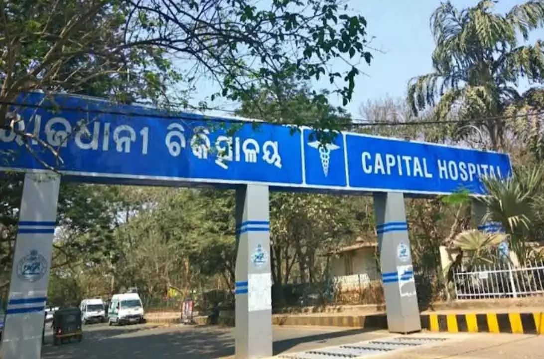 Bhubaneswar : झगड़े के बाद बदमाशों ने मिठाई बेचने वाले को चाकू मारा, पीड़ित अस्पताल में भर्ती Bhubaneswar : झगड़े के बाद बदमाशों ने मिठाई बेचने वाले को चाकू मारा, पीड़ित अस्पताल में भर्ती