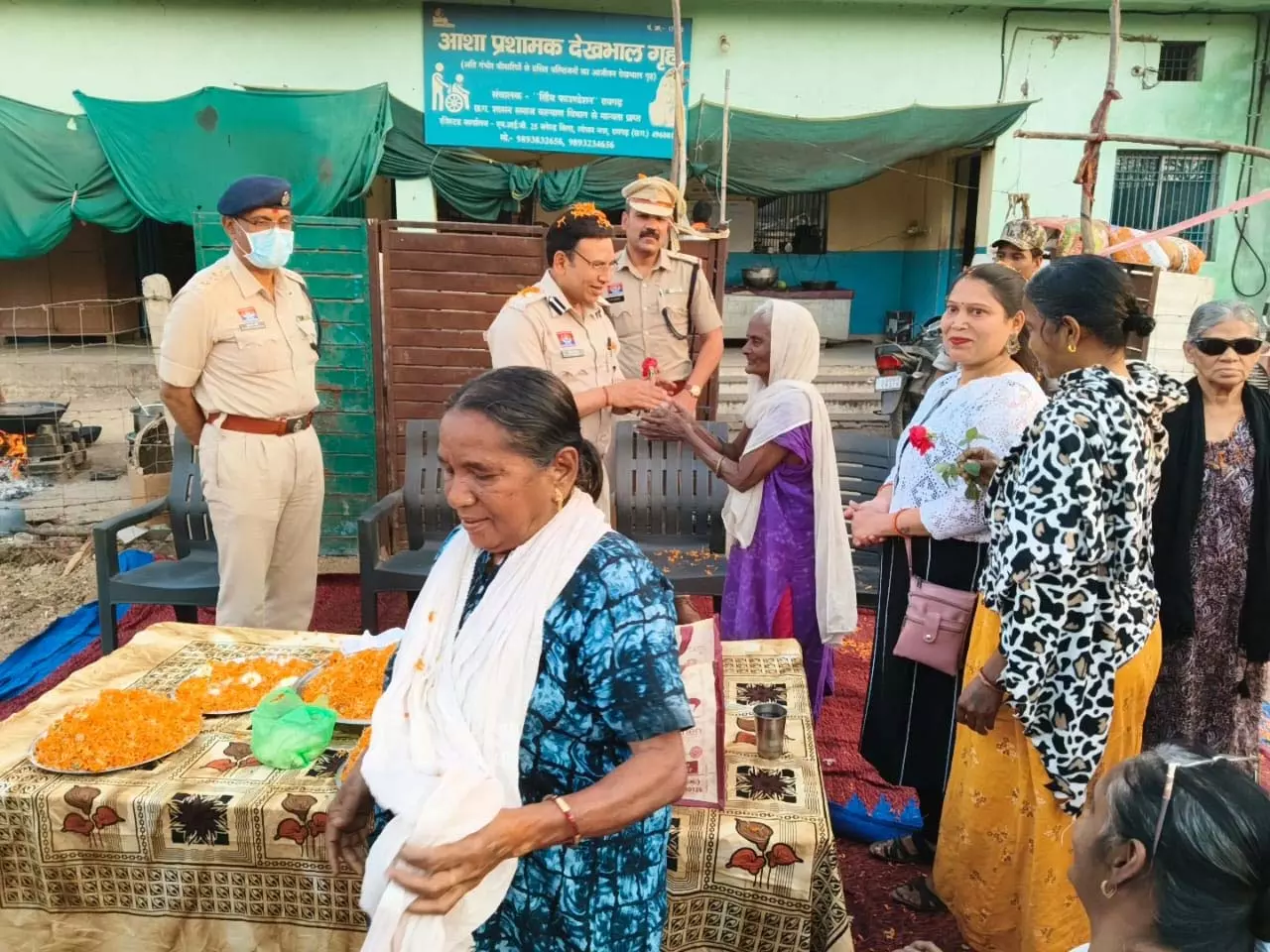 एसएसपी ने वृद्धाश्रम में होली खेली एसएसपी ने वृद्धाश्रम में होली खेली