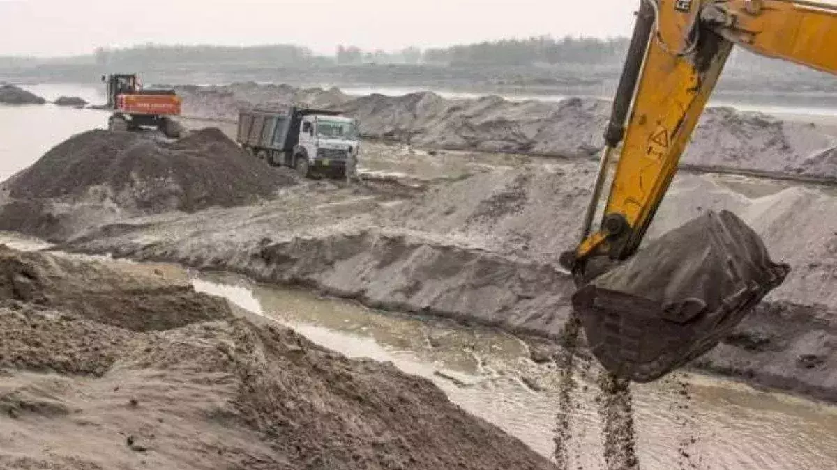 Srinagar: खनिजों के अवैध खनन पर पुलिस की बड़ी कार्रवाई, 12 वाहन जब्त Srinagar: खनिजों के अवैध खनन पर पुलिस की बड़ी कार्रवाई, 12 वाहन जब्त