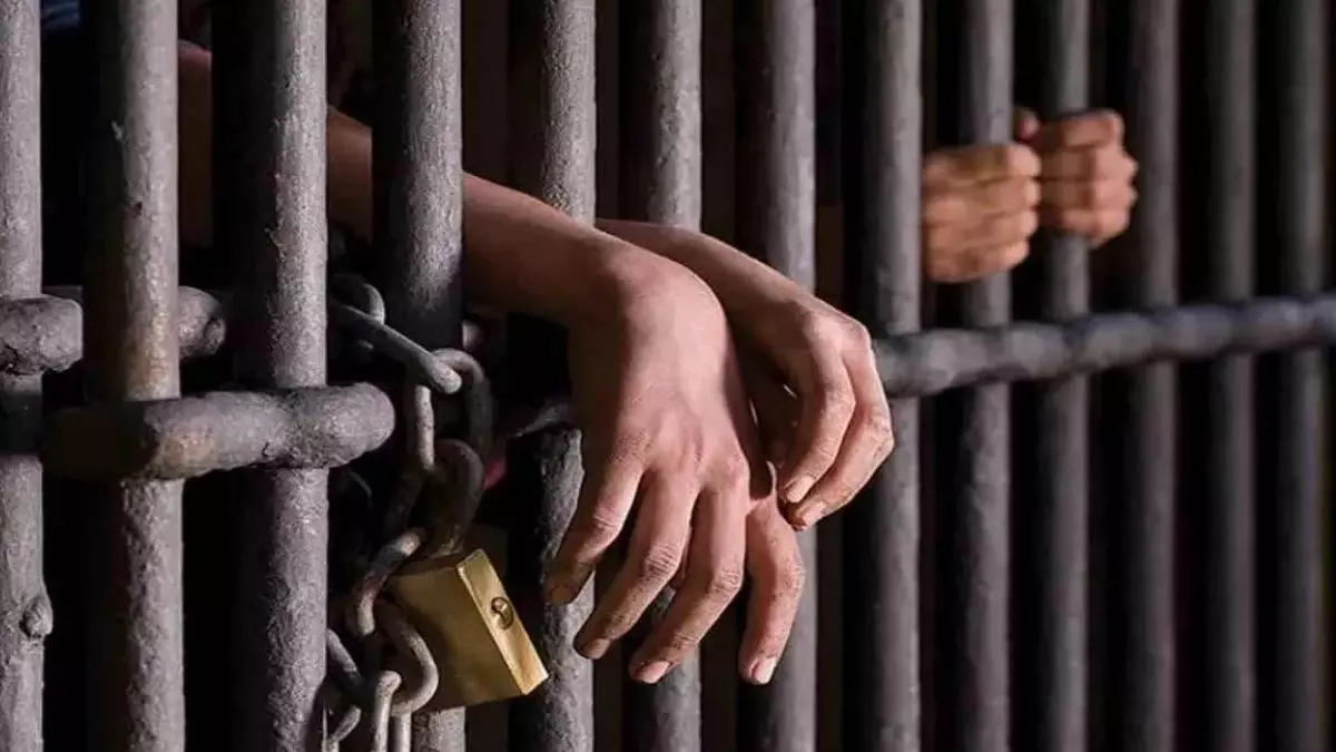 Srinagar: फर्जी भर्ती का झांसा देने वाले जालसाज पर कार्रवाई Srinagar: फर्जी भर्ती का झांसा देने वाले जालसाज पर कार्रवाई