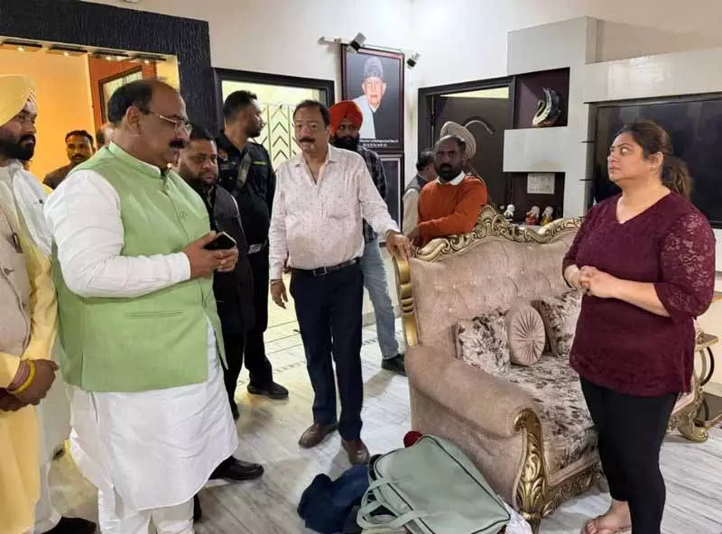 Nihangs के वेश में आए 5 लुटेरों ने जौहरी परिवार को बंधक बनाया, 3.5 करोड़ रुपये लूटकर भाग गए Nihangs के वेश में आए 5 लुटेरों ने जौहरी परिवार को बंधक बनाया, 3.5 करोड़ रुपये लूटकर भाग गए