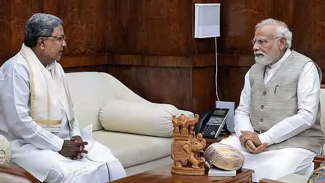 दूध देने वाली गाय को देखभाल की ज़रूरत होती है : Siddaramaiah ने केंद्र सरकार पर निशाना साधा दूध देने वाली गाय को देखभाल की ज़रूरत होती है : Siddaramaiah ने केंद्र सरकार पर निशाना साधा