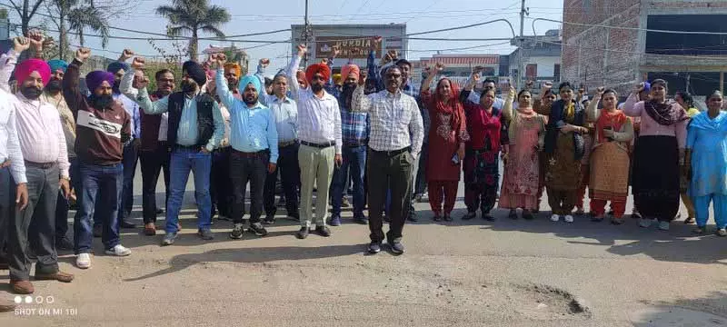 Kapurthala में कर्मचारी यूनियनों ने सरकारी नीतियों के खिलाफ विरोध प्रदर्शन किया Kapurthala में कर्मचारी यूनियनों ने सरकारी नीतियों के खिलाफ विरोध प्रदर्शन किया