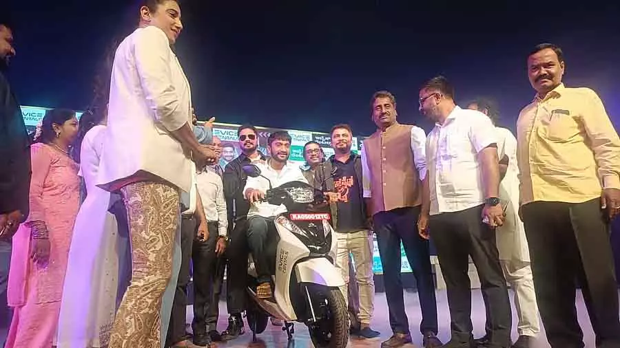 राज्य सरकार इलेक्ट्रिक गाड़ियों के इस्तेमाल को बढ़ावा दे रही है: Minister Rahim Khan राज्य सरकार इलेक्ट्रिक गाड़ियों के इस्तेमाल को बढ़ावा दे रही है: Minister Rahim Khan