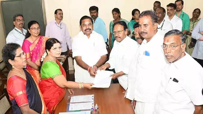 AIADMK के थंबीदुरई और PMK के अंबुमणि ने राज्यसभा चुनाव के लिए नामांकन पत्र दाखिल किया AIADMK के थंबीदुरई और PMK के अंबुमणि ने राज्यसभा चुनाव के लिए नामांकन पत्र दाखिल किया