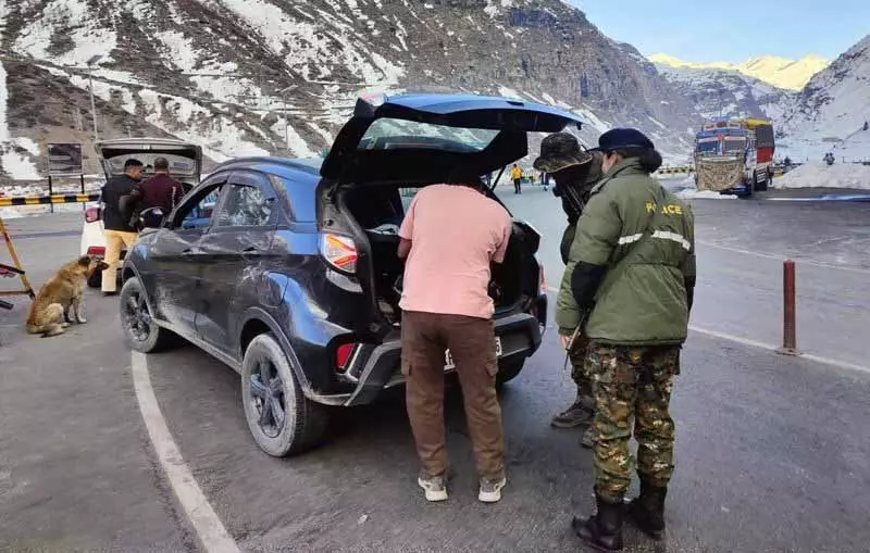 Himachal में अटल टनल, सिस्सू में पर्यटकों की संख्या बढ़ने से सुरक्षा बढ़ाई गई Himachal में अटल टनल, सिस्सू में पर्यटकों की संख्या बढ़ने से सुरक्षा बढ़ाई गई