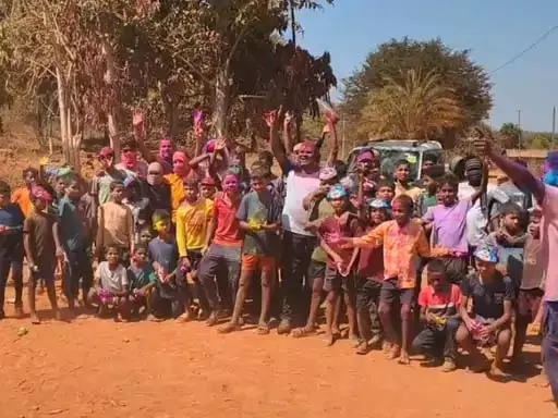 अबूझमाड़ के इस गांव में पहली बार खेली गई होली अबूझमाड़ के इस गांव में पहली बार खेली गई होली