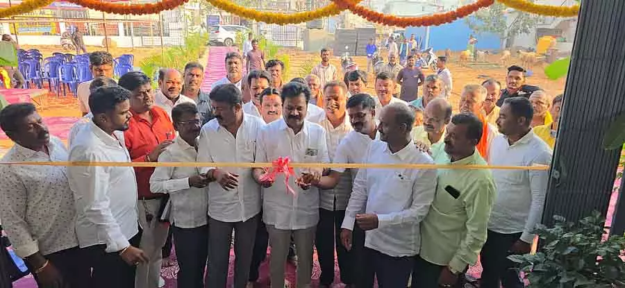 Karnataka : गांववालों द्वारा बनाए गए स्कूल के कमरे का उद्घाटन Karnataka : गांववालों द्वारा बनाए गए स्कूल के कमरे का उद्घाटन
