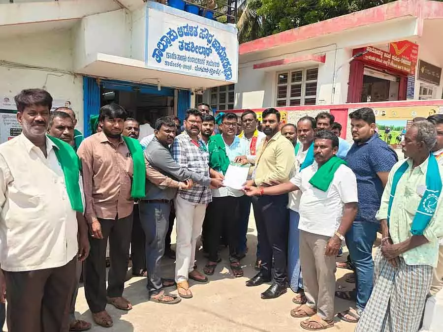 Karnataka : गांव के अकाउंटेंट के ट्रांसफर के लिए रिक्वेस्ट Karnataka : गांव के अकाउंटेंट के ट्रांसफर के लिए रिक्वेस्ट