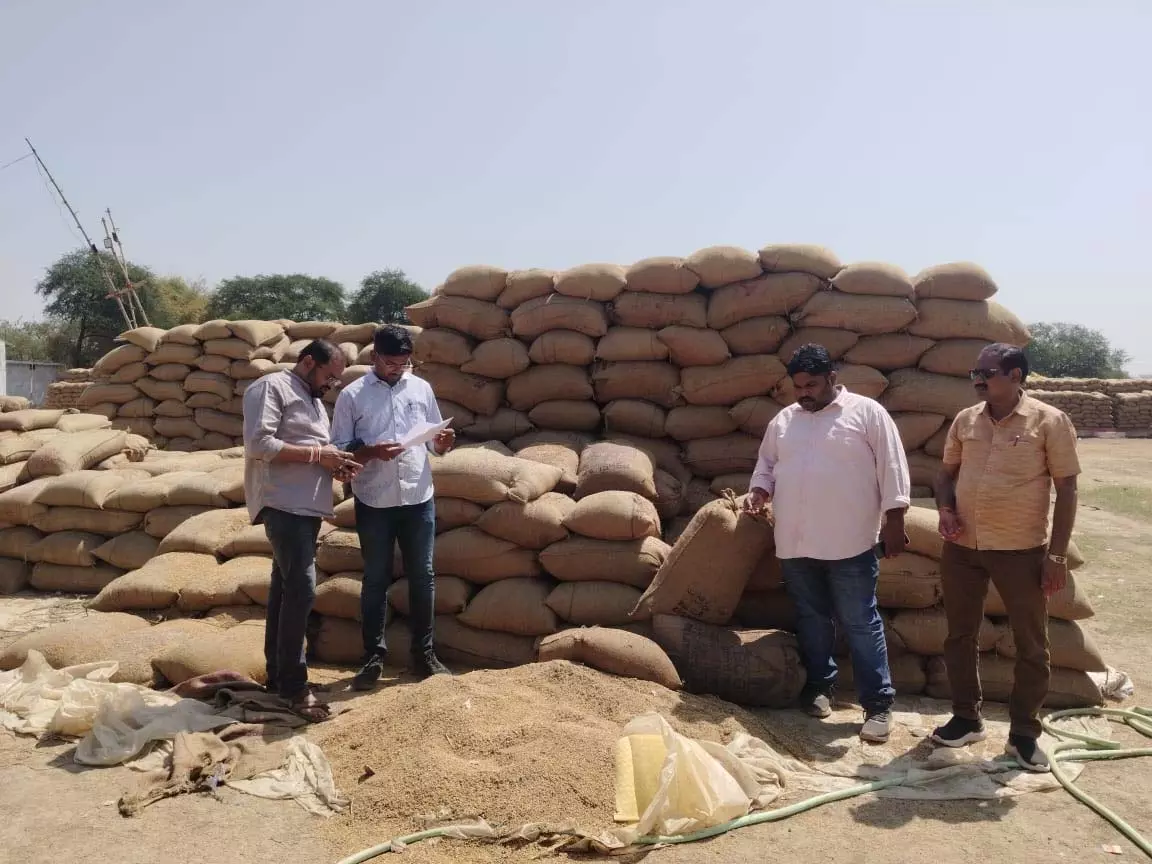 भलेरा धान खरीदी केंद्र की शिकायत पर कलेक्टर डॉ गौरव सिंह ने लिया त्वरित संज्ञान भलेरा धान खरीदी केंद्र की शिकायत पर कलेक्टर डॉ गौरव सिंह ने लिया त्वरित संज्ञान
