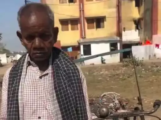 रिक्शा को कर दिया आग के हवाले, अटल आवासीय इलाके में बदमाशों की गुंडई रिक्शा को कर दिया आग के हवाले, अटल आवासीय इलाके में बदमाशों की गुंडई