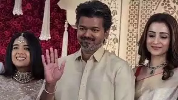 विजय और त्रिशा Chennai में एक साथ शादी में शामिल हुए विजय और त्रिशा Chennai में एक साथ शादी में शामिल हुए