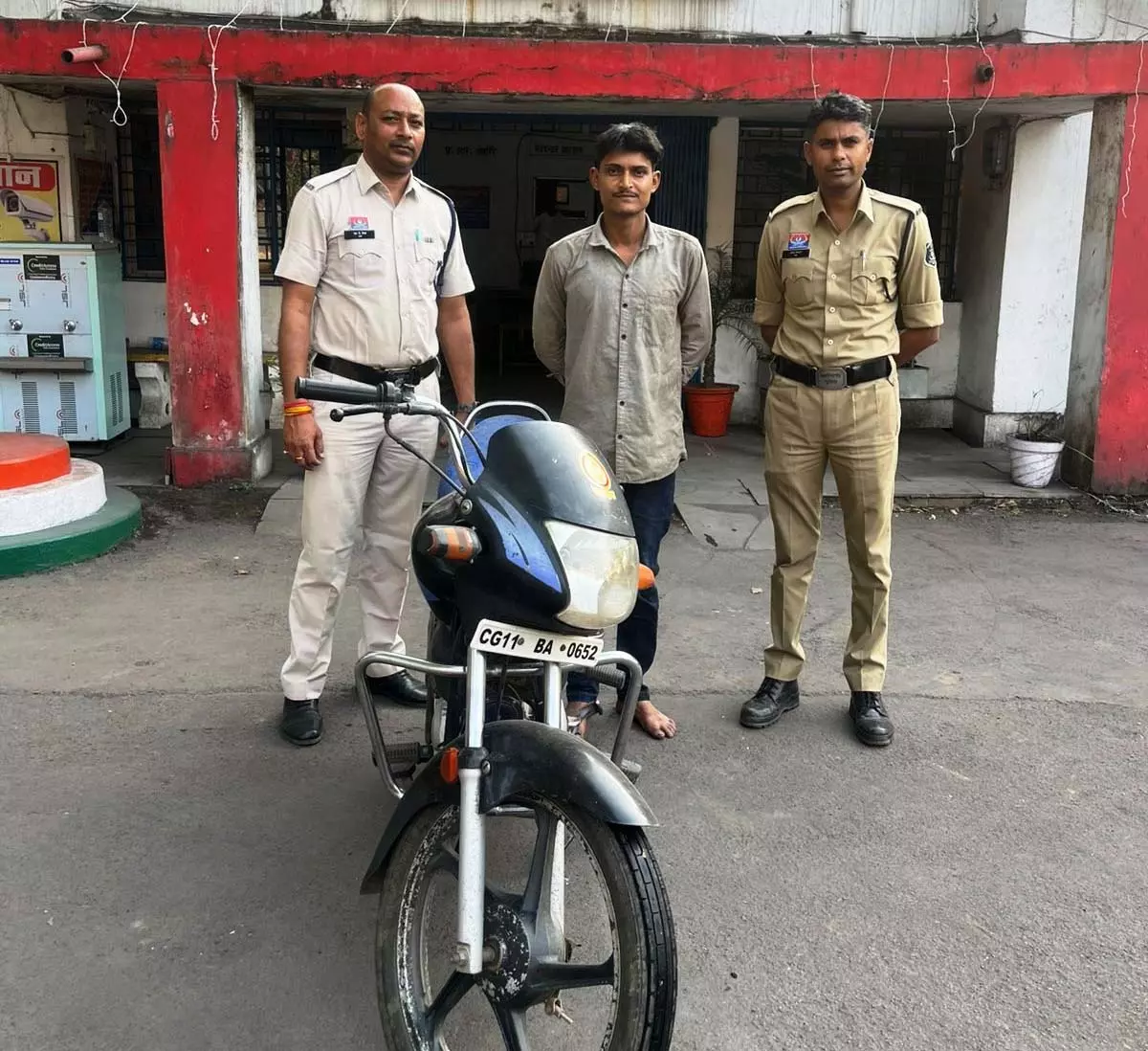 पार्किंग से चोरी हुई बाइक बरामद, आरोपी गिरफ्तार पार्किंग से चोरी हुई बाइक बरामद, आरोपी गिरफ्तार