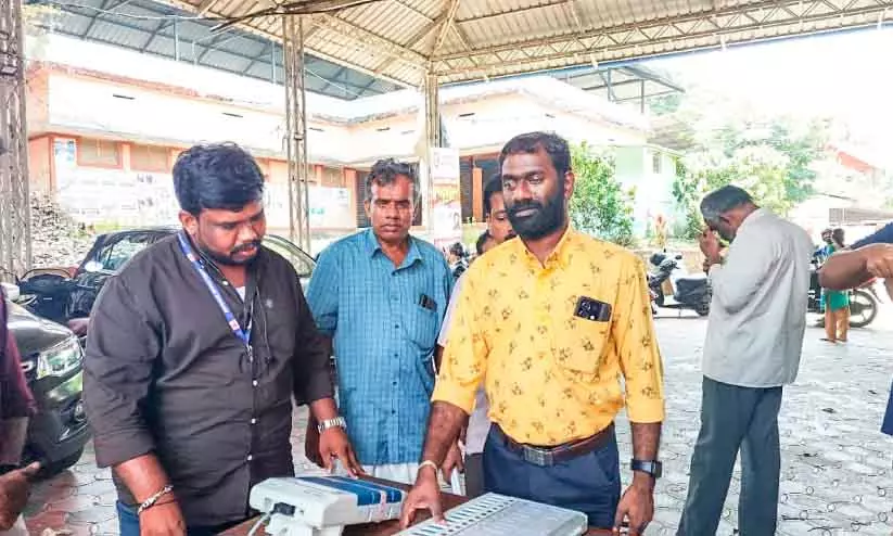 Kerala : दिव्यांग लोगों के लिए वोटिंग मशीन इंट्रोडक्शन कैंप Kerala : दिव्यांग लोगों के लिए वोटिंग मशीन इंट्रोडक्शन कैंप