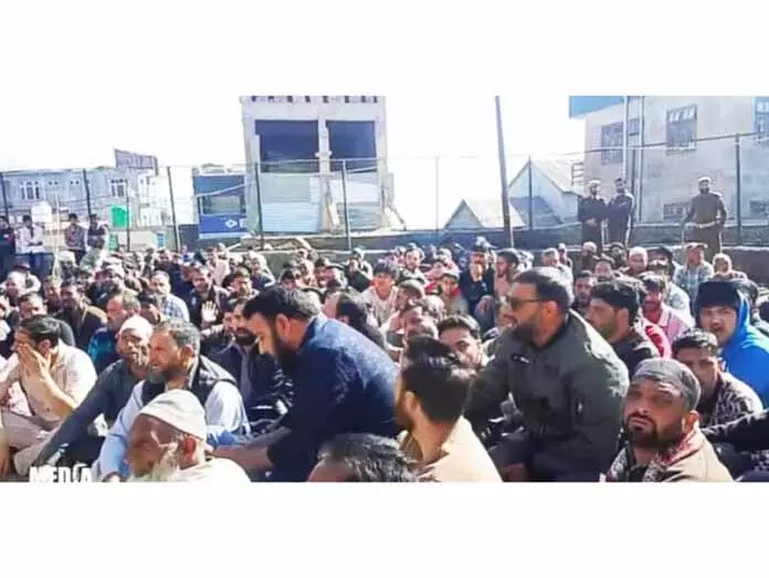 RAMBAN: महिला की ‘हत्या’ के बाद गूल में विरोध प्रदर्शन, बंद RAMBAN: महिला की ‘हत्या’ के बाद गूल में विरोध प्रदर्शन, बंद