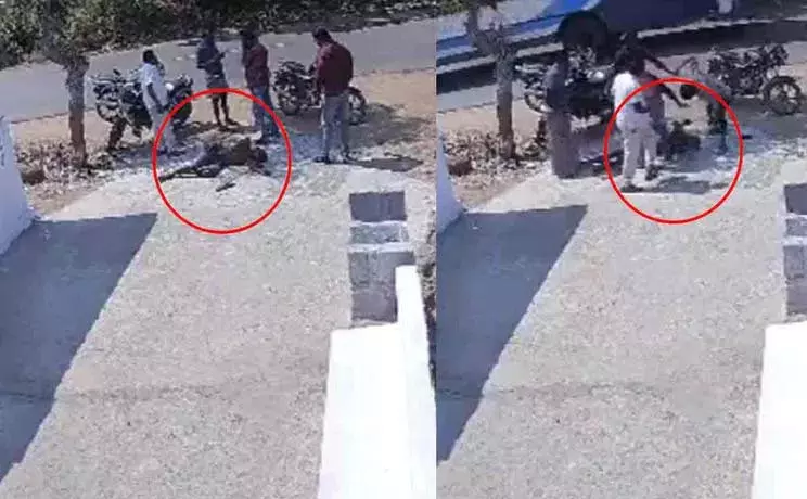 Jagtial में दलित व्यक्ति पर कांग्रेस नेताओं ने हमला किया Jagtial में दलित व्यक्ति पर कांग्रेस नेताओं ने हमला किया