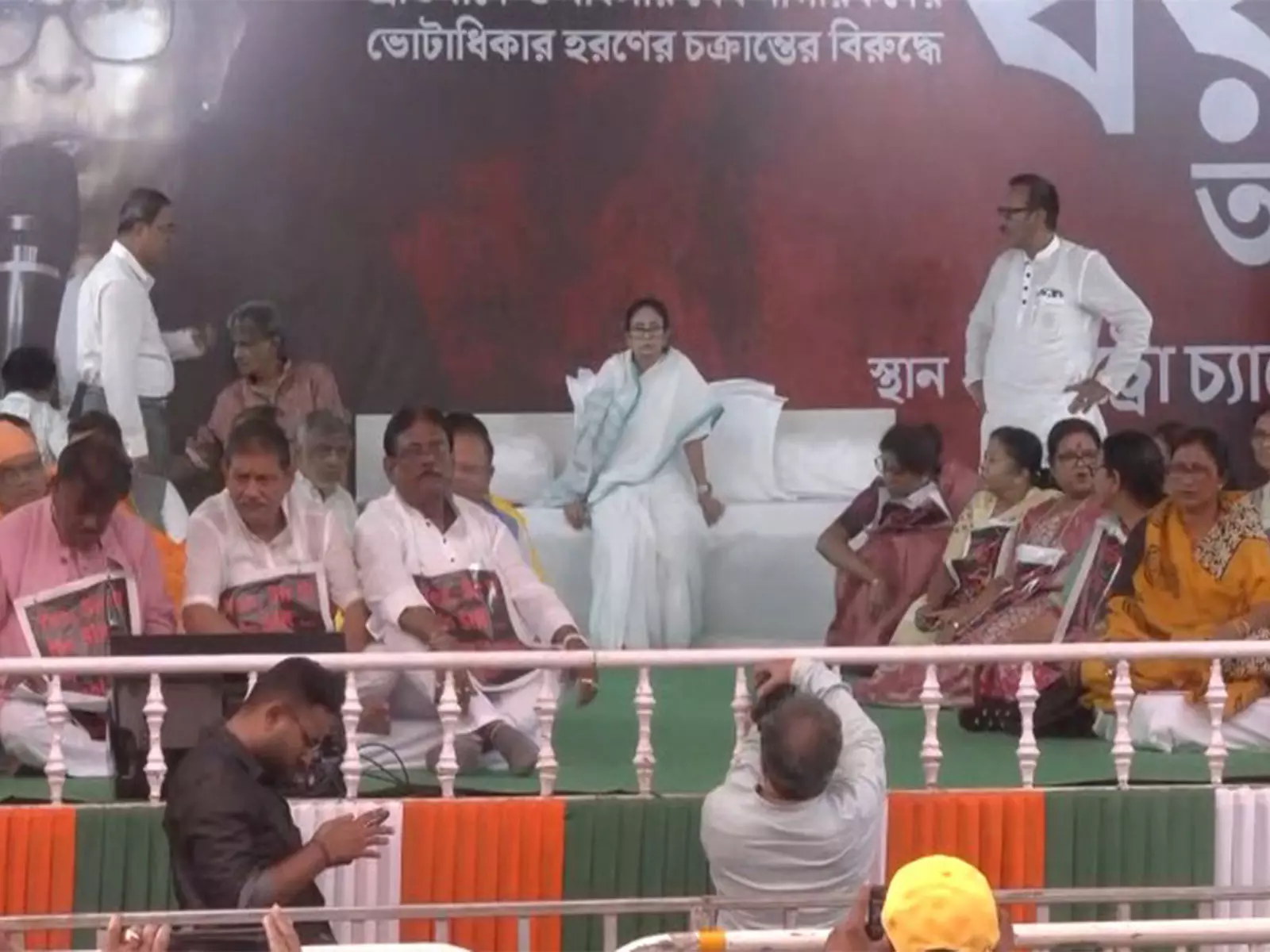 पश्चिम बंगाल की सीएम ममता बनर्जी ने कोलकाता में SIR के खिलाफ विरोध प्रदर्शन किया पश्चिम बंगाल की सीएम ममता बनर्जी ने कोलकाता में SIR के खिलाफ विरोध प्रदर्शन किया