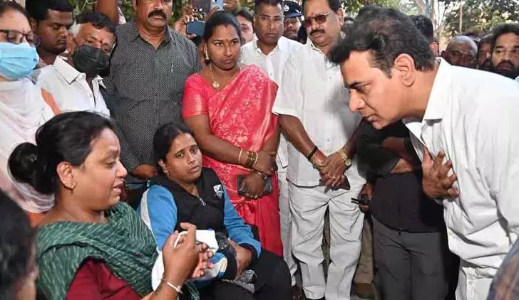 KTR वरिष्ठ वीडियो पत्रकार दामोदर के परिवार के साथ खड़े KTR वरिष्ठ वीडियो पत्रकार दामोदर के परिवार के साथ खड़े