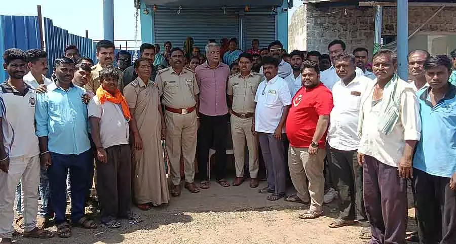 Karnataka : शराब की दुकान खाली करने का नोटिस, महिलाओं के संघर्ष की जीत Karnataka : शराब की दुकान खाली करने का नोटिस, महिलाओं के संघर्ष की जीत