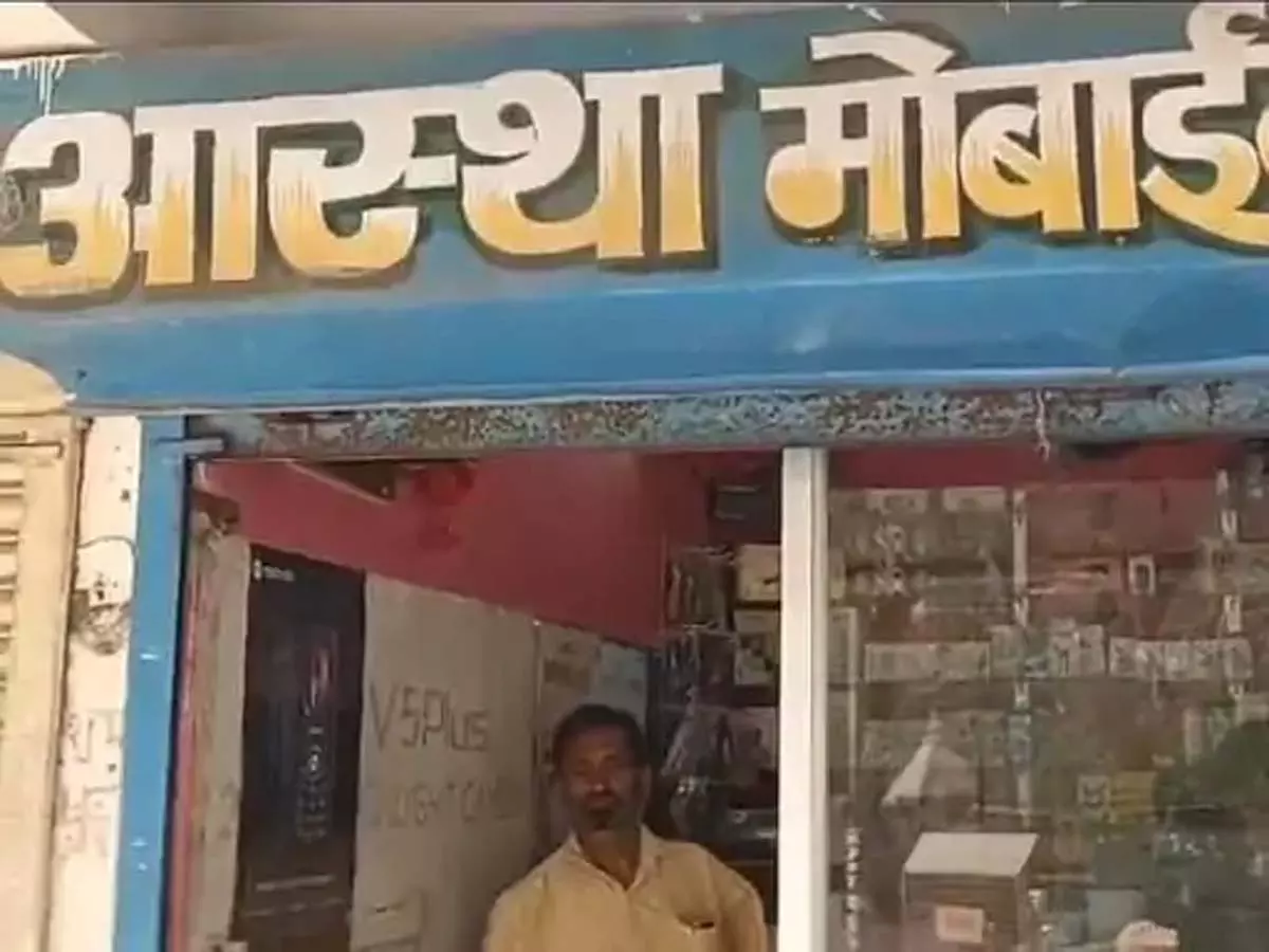 मोबाइल दुकान से डेढ़ लाख की चोरी, CCTV फुटेज से पकड़े जाएंगे चोर मोबाइल दुकान से डेढ़ लाख की चोरी, CCTV फुटेज से पकड़े जाएंगे चोर