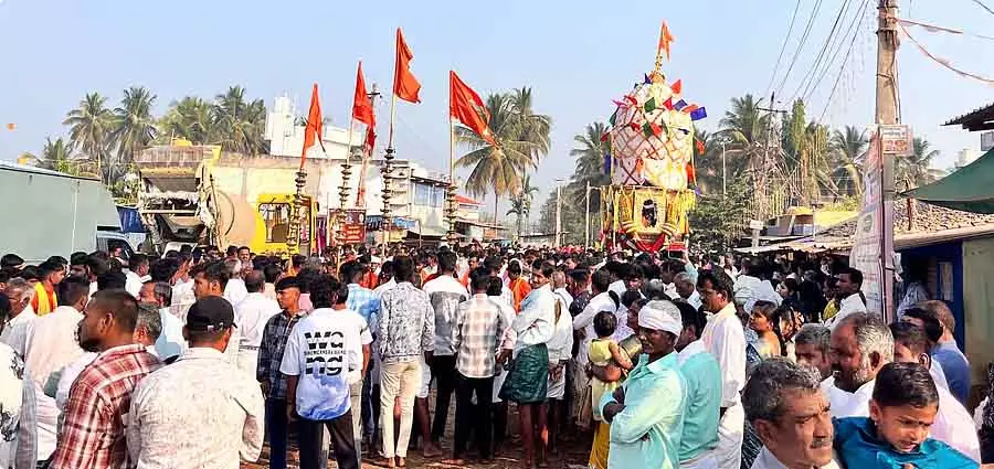 Benakanahalli : बेनकेश्वर स्वामी का रथ जुलूस Benakanahalli : बेनकेश्वर स्वामी का रथ जुलूस