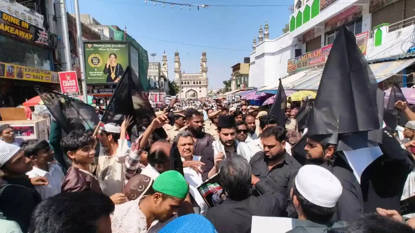 Hyderabad: खामेनेई की हत्या के विरोध में चारमीनार पर विरोध प्रदर्शन Hyderabad: खामेनेई की हत्या के विरोध में चारमीनार पर विरोध प्रदर्शन