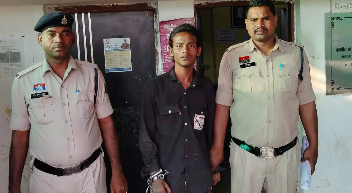 पान पैलेस के पास चाकू लहराया, किशोर सहित 2 गिरफ्तार पान पैलेस के पास चाकू लहराया, किशोर सहित 2 गिरफ्तार