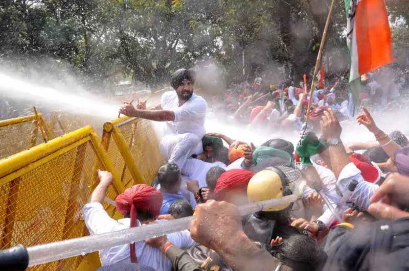 Punjab में AAP सरकार की ‘नाकामी’ का विरोध कर रहे कांग्रेस कार्यकर्ताओं को हिरासत में लिया गया Punjab में AAP सरकार की ‘नाकामी’ का विरोध कर रहे कांग्रेस कार्यकर्ताओं को हिरासत में लिया गया