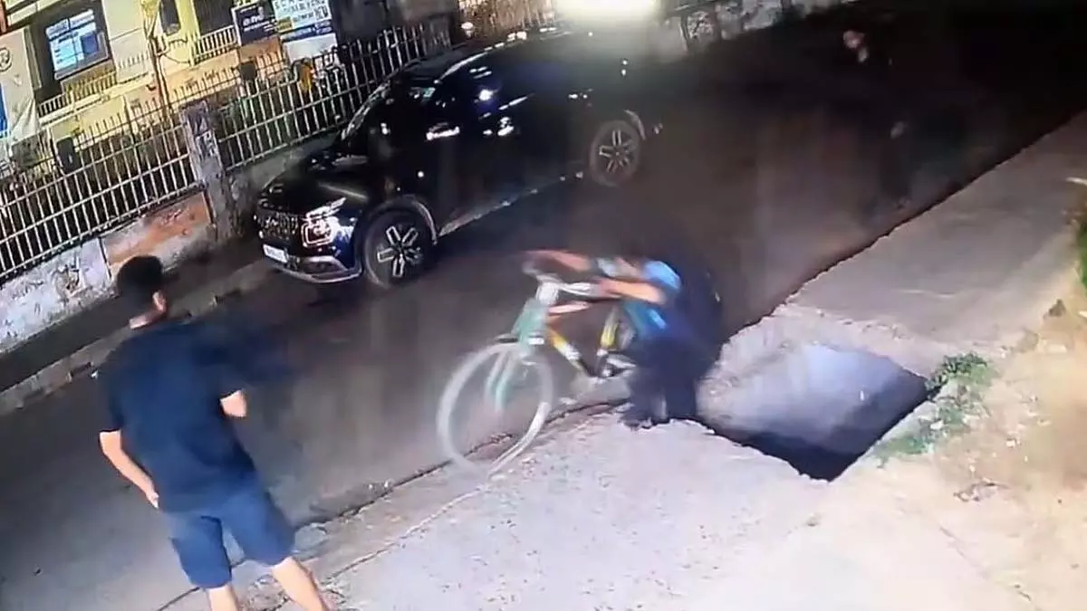 Patna में खुले सीवर में गिरने से युवक गंभीर रूप से घायल Patna में खुले सीवर में गिरने से युवक गंभीर रूप से घायल