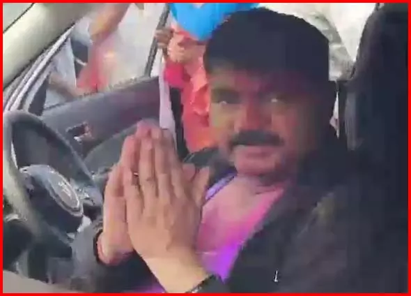 नशे में धुत पुलिसकर्मी ने अपनी कार सड़क पर दौड़ाई, फिर...मचा हड़कंप नशे में धुत पुलिसकर्मी ने अपनी कार सड़क पर दौड़ाई, फिर...मचा हड़कंप