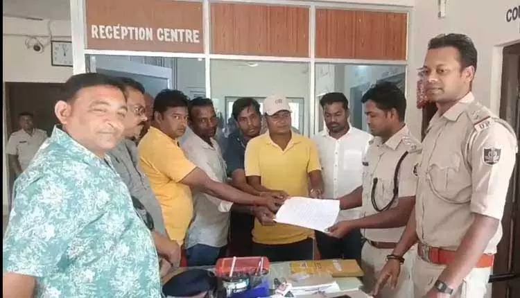 किसानों के विरोध प्रदर्शन के बीच Bargarh Collector कार्यालय परिसर से धान गायब किसानों के विरोध प्रदर्शन के बीच Bargarh Collector कार्यालय परिसर से धान गायब