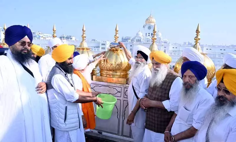 Golden Temple में सोने की परत की धुलाई और सफाई के लिए कारसेवा शुरू Golden Temple में सोने की परत की धुलाई और सफाई के लिए कारसेवा शुरू