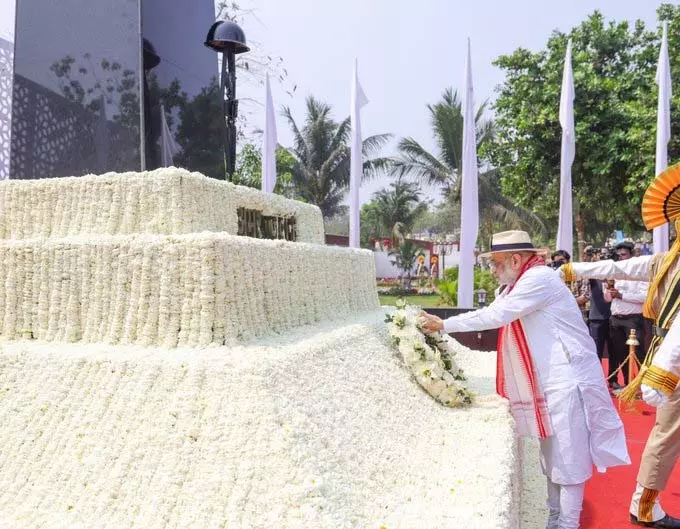 CISF के 57वें स्थापना दिवस पर शहीद जवानों को दी श्रद्धांजलि CISF के 57वें स्थापना दिवस पर शहीद जवानों को दी श्रद्धांजलि