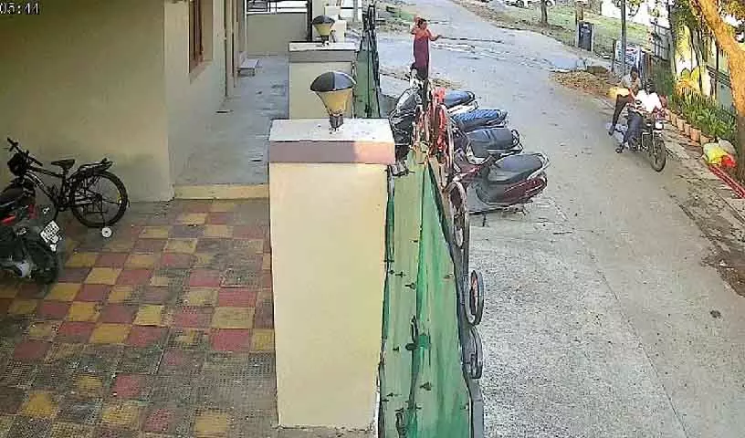 CCTV में कैद चेन स्नेचिंग की वारदात CCTV में कैद चेन स्नेचिंग की वारदात