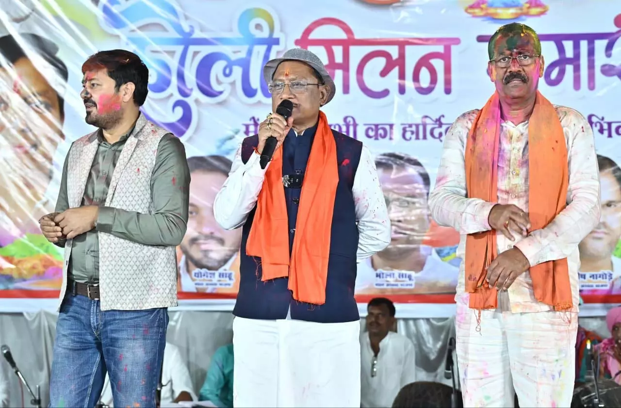 बिरगांव होली मिलन समारोह में शामिल हुए CM, प्रदेशवासियों को दी होली की शुभकामनाएं बिरगांव होली मिलन समारोह में शामिल हुए CM, प्रदेशवासियों को दी होली की शुभकामनाएं