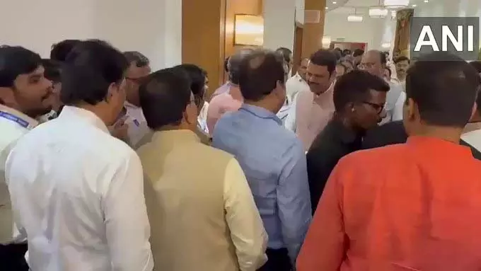 फडणवीस-सुनेत्रा पवार मुंबई में Uddhav Thackeray से मिले फडणवीस-सुनेत्रा पवार मुंबई में Uddhav Thackeray से मिले