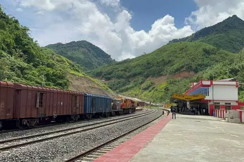 भारतीय रेलवे की माल ढुलाई से आय फरवरी में 3 प्रतिशत बढ़कर 14,572 करोड़ रुपए हुई भारतीय रेलवे की माल ढुलाई से आय फरवरी में 3 प्रतिशत बढ़कर 14,572 करोड़ रुपए हुई