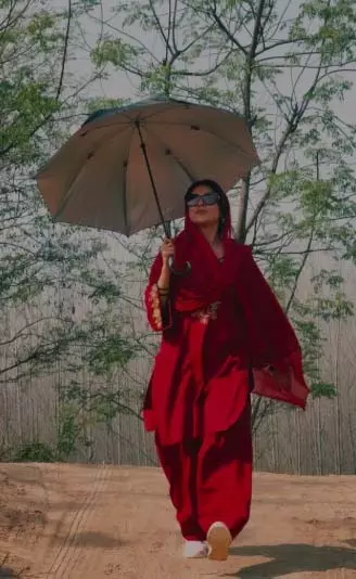 शहनाज गिल का समर लुक वायरल, पंजाबी सूट में नदी किनारे दिखाईं कातिलाना अदाएं शहनाज गिल का समर लुक वायरल, पंजाबी सूट में नदी किनारे दिखाईं कातिलाना अदाएं