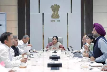 मुख्यमंत्री रेखा गुप्ता ने 3,786 करोड़ रुपए की विकास परियोजनाओं की समीक्षा की मुख्यमंत्री रेखा गुप्ता ने 3,786 करोड़ रुपए की विकास परियोजनाओं की समीक्षा की