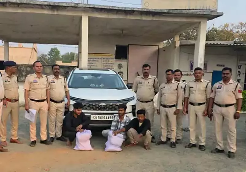 CG BREAKING: 8 किलो गांजे के साथ 3 तस्कर गिरफ्तार CG BREAKING: 8 किलो गांजे के साथ 3 तस्कर गिरफ्तार