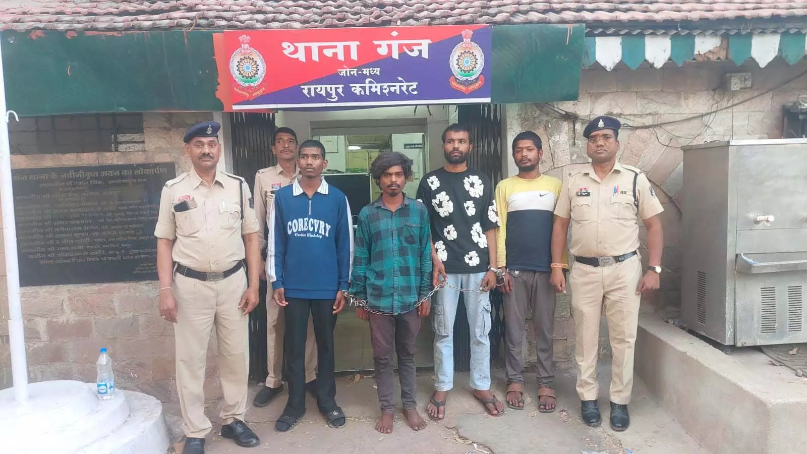 गंज पुलिस का चाकूबाजों पर ताबड़तोड़ प्रहार, 24 घंटे में 4 बदमाश गिरफ्तार गंज पुलिस का चाकूबाजों पर ताबड़तोड़ प्रहार, 24 घंटे में 4 बदमाश गिरफ्तार