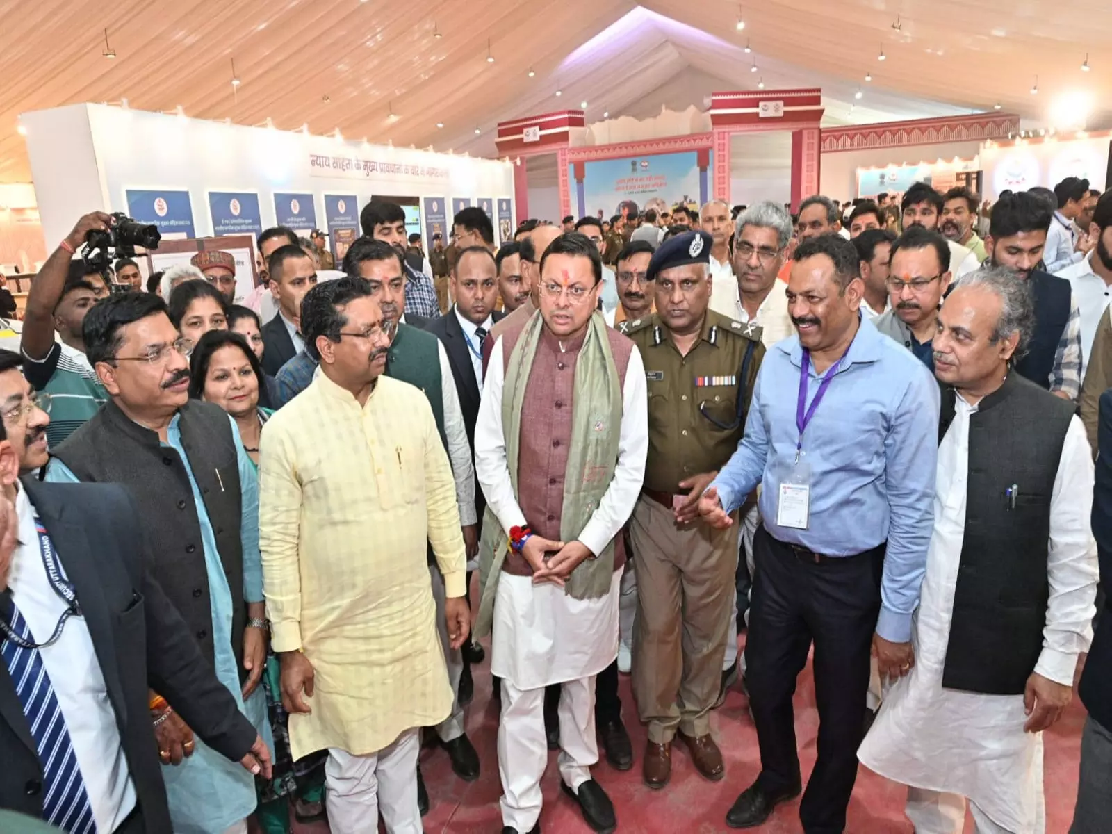 CM ने जन-जन की सरकार: चार साल बेमिसाल इवेंट के इंतज़ामों का जायज़ा लेने के लिए हरिद्वार का दौरा किया CM ने जन-जन की सरकार: चार साल बेमिसाल इवेंट के इंतज़ामों का जायज़ा लेने के लिए हरिद्वार का दौरा किया