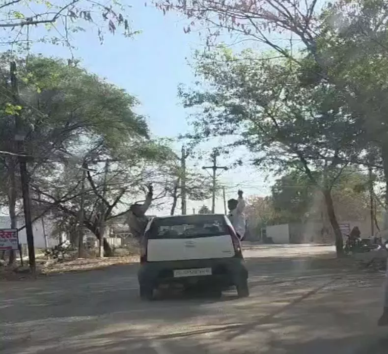 CG: चलती कार में युवकों की खतरनाक स्टंटबाजी, वीडियो वायरल CG: चलती कार में युवकों की खतरनाक स्टंटबाजी, वीडियो वायरल