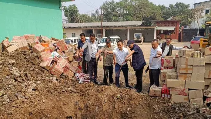 Nagaland: एक्साइज डिपार्टमेंट ने डीएमयू में 45 लाख रुपये की जब्त शराब नष्ट की Nagaland: एक्साइज डिपार्टमेंट ने डीएमयू में 45 लाख रुपये की जब्त शराब नष्ट की