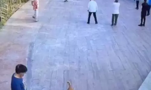 योग कर रहे लोगों के पास कुत्ते ने किया पेशाब, जमकर हुई मारपीट