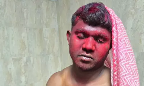 सीने में लकड़ी का टुकड़ा घुसा, इलाज के अभाव में तड़पता रहा घायल युवक