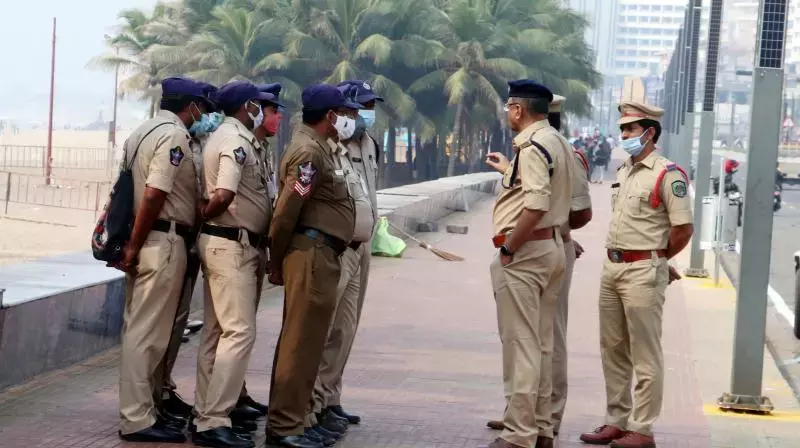 Andhra: काकीनाडा वन टाउन एरिया में सिक्योरिटी गार्ड्स में झड़प Andhra: काकीनाडा वन टाउन एरिया में सिक्योरिटी गार्ड्स में झड़प