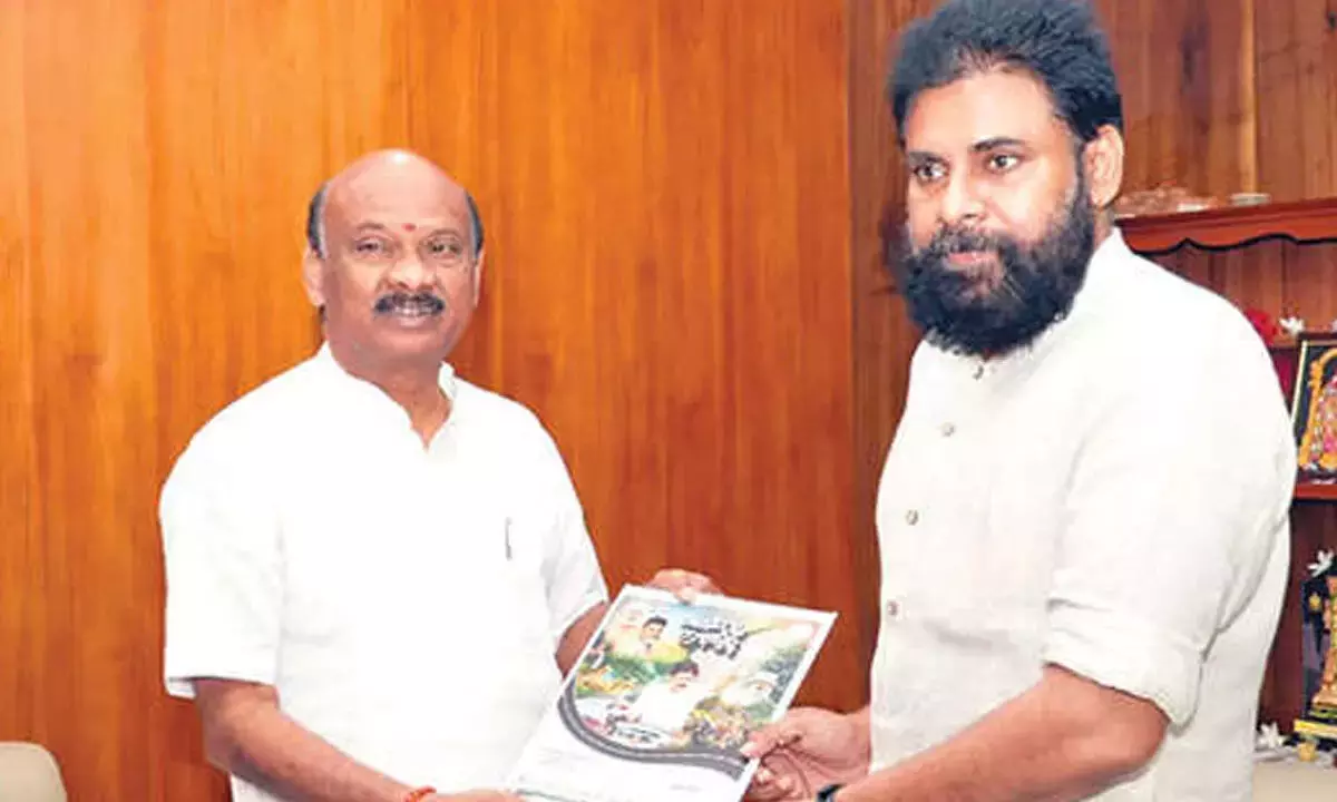 Andhra: पवन ने नरसीपट्टनम विकास रिपोर्ट स्पीकर को सौंपी Andhra: पवन ने नरसीपट्टनम विकास रिपोर्ट स्पीकर को सौंपी