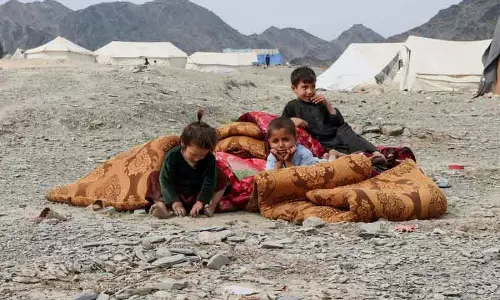 Pakistan-Afghanistan बॉर्डर पर सेना के बीच झड़प, 100K लोग बेघर: UN Pakistan-Afghanistan बॉर्डर पर सेना के बीच झड़प, 100K लोग बेघर: UN